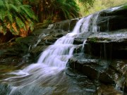 Pequeña cascada en Katoomba, en las Blue Mountains, Australia.