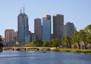Vista panorámica de Melbourne con el Río Yarra en primer plano.